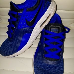 Gently worn men tennis shoe